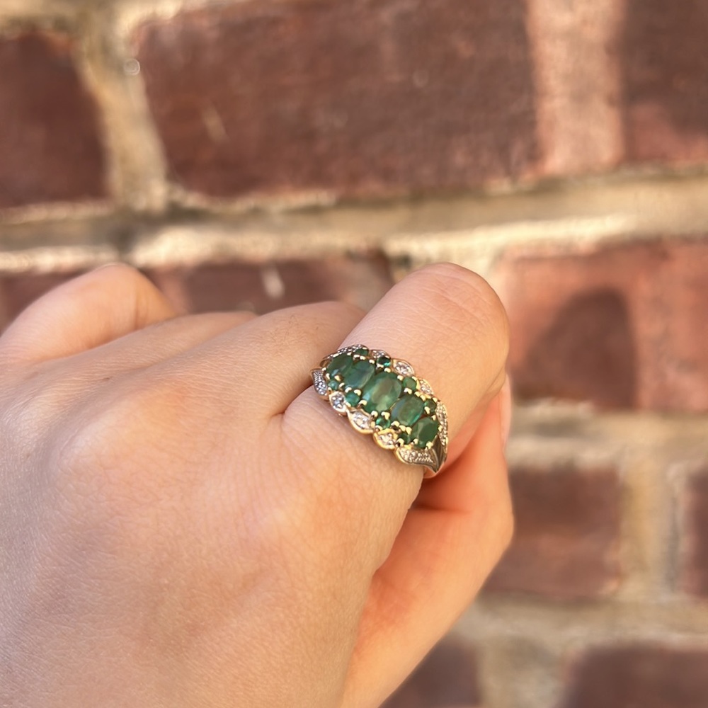 9 ct Gold natural emerald and Diamond ring UNIQUE